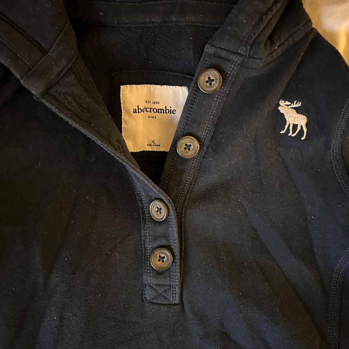 Mörkblå hoodie från Abercrombie - 1