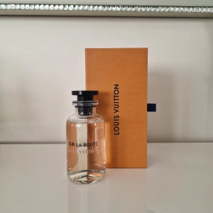 Louis Vuitton Sur La Route  - En av de mest underskattade Louis Vuitton-parfymerna! Säljer Lv Sur la Route, en elegant och frisk doft perfekt för alla tillfällen.  Den öppnar med uppiggande citron och bergamott, möter ett hjärta av grönskande gräsnoter och kryddig muskot, och vilar på en sofistikerad bas av cederträ och läder.  En lyxig, fräsch och maskulin doft med lång hållbarhet. Flaskan är nästan ful (98-97/100ml). Perfekt för dig som vill ha en exklusiv citrusdoft!   📦Snabb leverans - Skickas samma dag!📦  Inga byten!