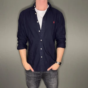 Ralph lauren skjorta - Hej säljer nu min fina Ralph Lauren skjorta i storlek M. Den är i nyskick och kommer vara otroligt snygg nu i vår och framåt sommaren. Nypris cirka 1600kr! Vi kommer att sälja liknande produkter nu närmare våren så glöm inte följa profilen!🌊🍾