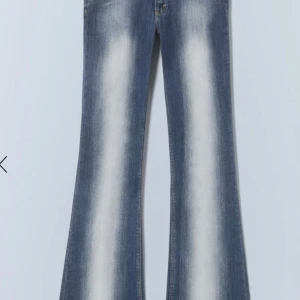 Blå bootcut jeans - Snygga blå bootcut jeans med en cool tvättad effekt. Perfekta för en avslappnad stil med en touch av retro. De har en klassisk femficksdesign och en bekväm passform.