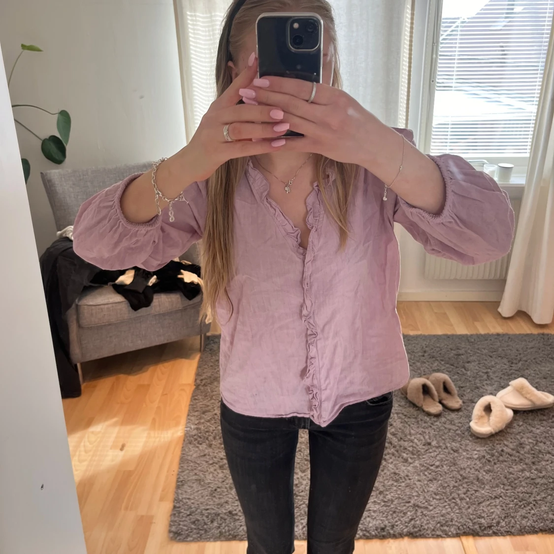 Ljusrosa blus med volangdetaljer - 1