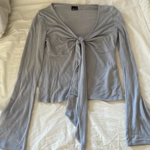 Ljusblå långärmad topp med knyt - Knyttröja från gina säljer då den heller inte används och nästan aldrig gjort heller hör av er för frågor elelr mer bilder💖