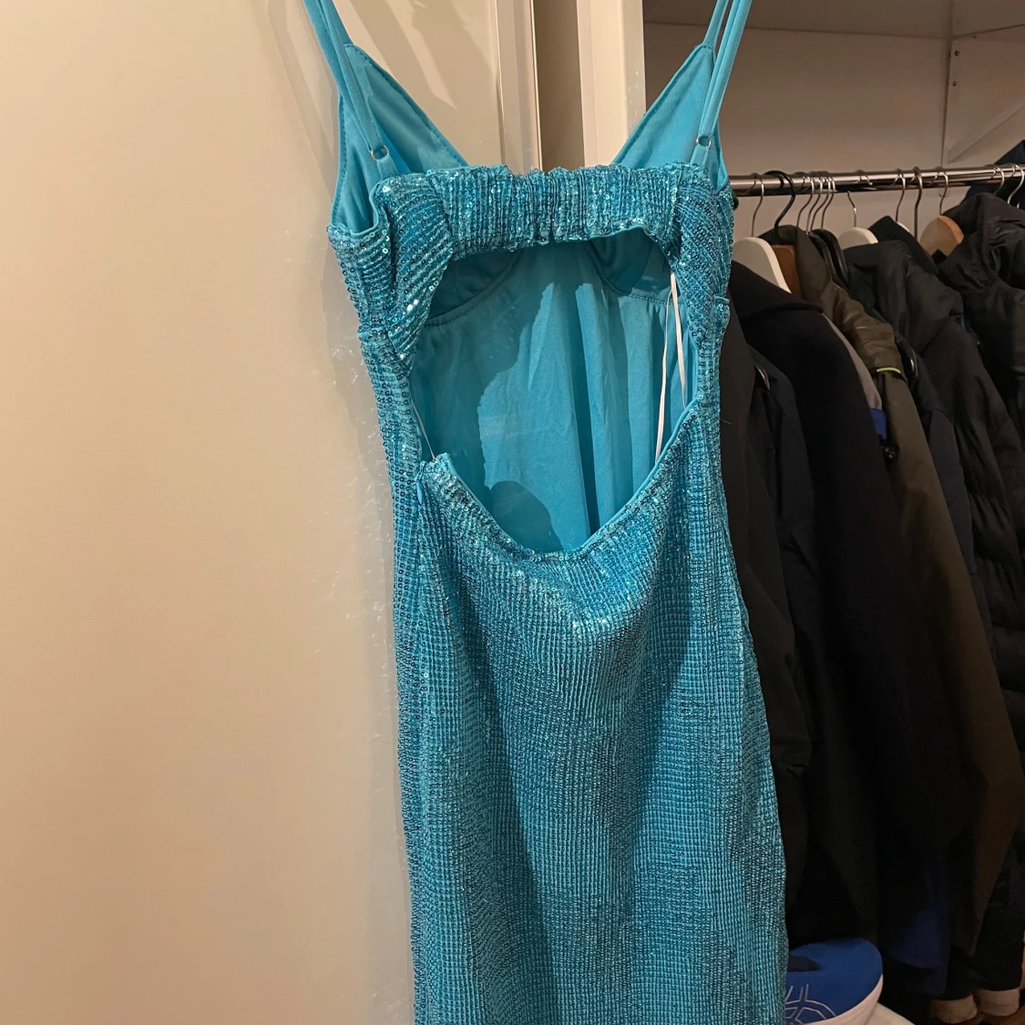 Turkos glittrig klänning - 1
