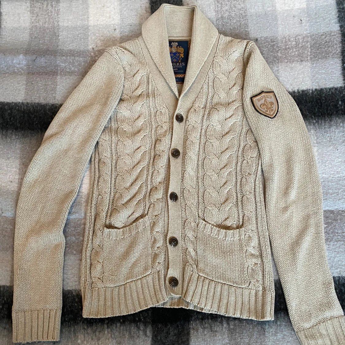 Beige stickad kofta från Morris