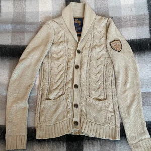 Beige stickad kofta från Morris - Säljer en snygg beige stickad kofta från Morris. Koftan är använd ett fåtal gånger. Den är i strl S. Skriv vid någon fundering👑