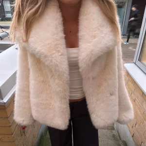 Vit pälsjacka från zara  - Säljer denna superfina vita pälsjacka från zara. Har endast använt den 1 gång 💕💕💕Storlek S. Nytt pris: 1295. Mitt pris: 1000 kr men går att diskutera 