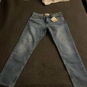 Blå jeans från Pull&Bear - Snygga helt oanvända blå jeans från Pull&Bear i en klassisk straight fit. De har en normal midwaist passform.  Storlek 42