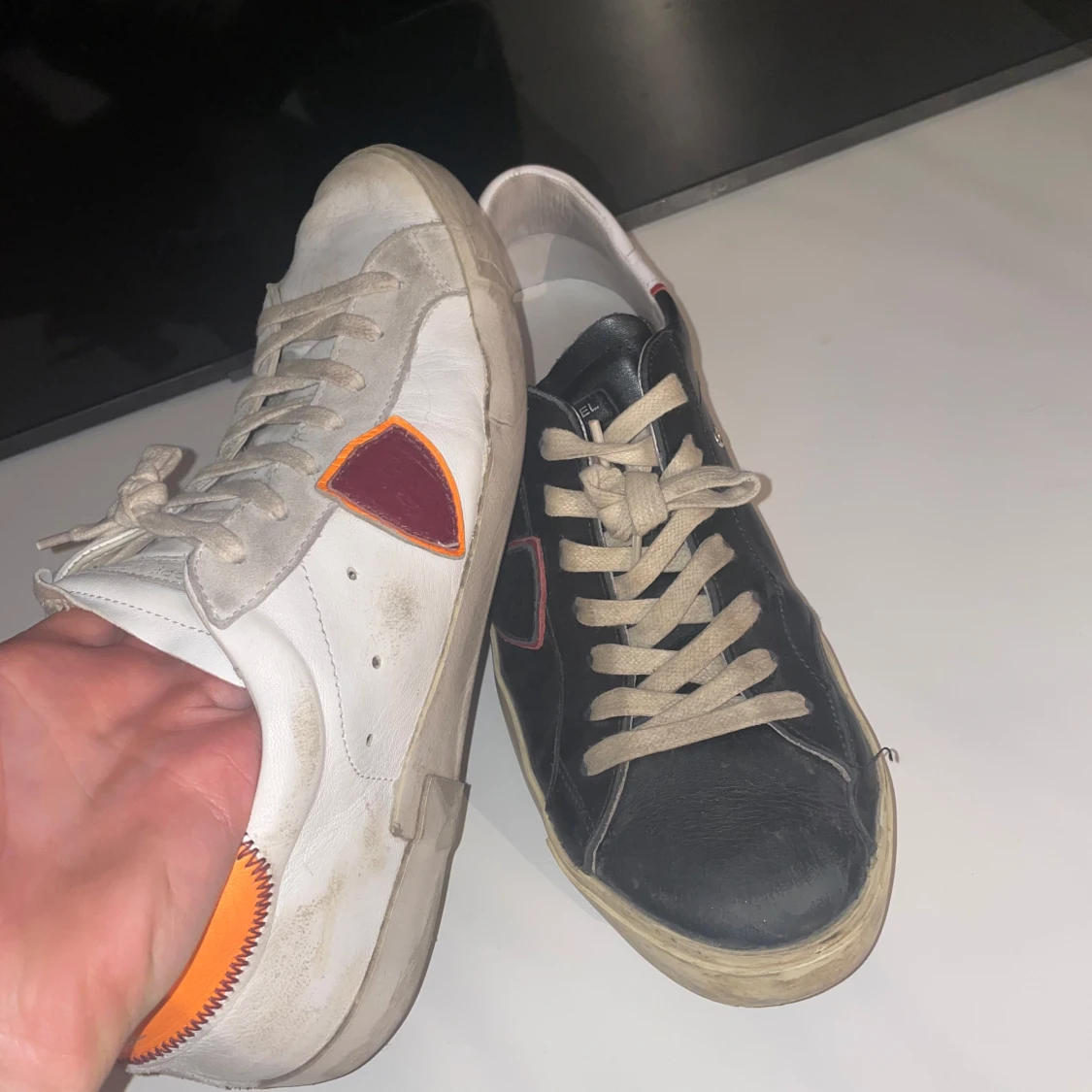 Svart och vit sneakers med färgdetaljer - 2