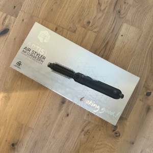 OBH Nordica Air Curler 250W - Säljer en OBH Nordica Air Curler med 250W effekt. Perfekt för att styla håret med volym och lockar. Kompakt design och enkel att använda. Perfekt för daglig användning eller speciella tillfällen. Nypris i butik: 369