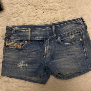 Blå jeansshorts från Diesel - Säljer dessa lågmidjade jeans shortsen från diesel!!💗💗 Bra skick och storlek 26!❤️