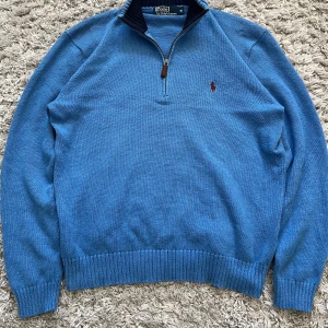 Ralph lauren - ljusblå halfzip - utmärkt skick - Superfin halfzip utan några defekter. Jättefin färg!