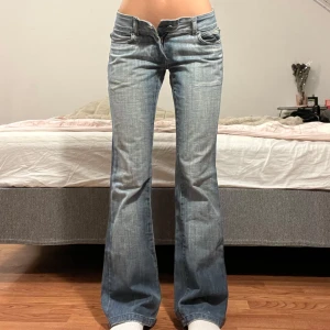 Jeans  - Midjemått: 36cm, innerbenslängd: 82cm 💖