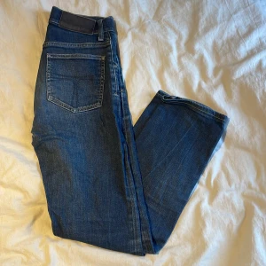 Blå jeans från Tiger of Sweden - Säljer nu mina riktigt feta mörkblå Tiger of sweden jeans pga av dem inte passar, inget trasigt eller smutsigt!