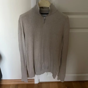 Half zip från Jack & Jones - En snygg half zip i storlek M (Passar S och M) Nypris 500