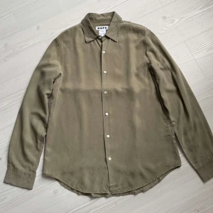 Khaki skjorta från Hope  - Khaki skjorta från Hope, använd en gång! 