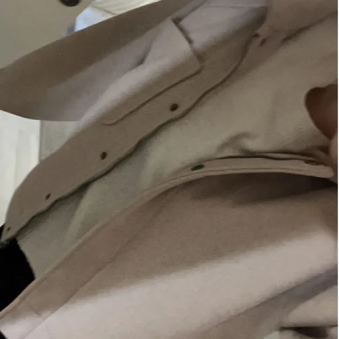 Beige jacka med knappar - 1