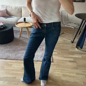 Brandy Melville jeans - Trendiga brandy jeansen, knappt använda pga något stora för mig! Är 170cm för referens 