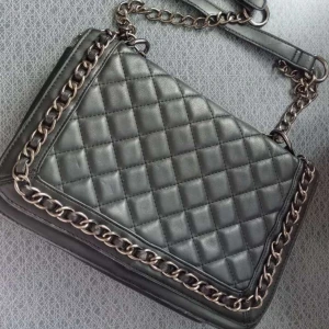 Svart quiltad axelväska från Gina Tricot - Snygg svart axelväska med quiltat mönster och kedjedetaljer. Perfekt för att ge din outfit en stilfull touch. Väskan har en praktisk dragkedja inuti för säker förvaring, samt ett till fack utan dragkedja. 