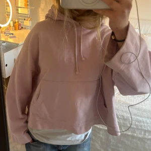 Ljusrosa hoodie från Acne Studios - Säljer en ljusrosa hoodie från Acne Studios. Den har en avslappnad passform med en stor ficka framtill och justerbar huva. Perfekt för en casual look. 💖 skriv för bilder och exakta mått!