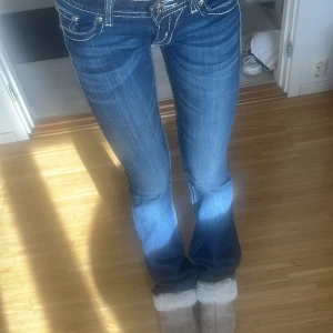 Lågmidjade bootcut miss me jeans - Snygga blå jeans från Miss Me med jättesnygga detaljer! De är lågmidjade och bootcut. Bara att höra av sig vid frågor💘 