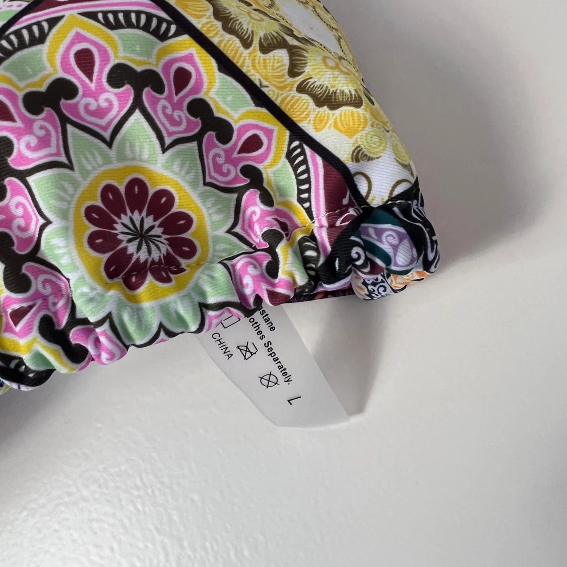 Färgglad bikiniöverdel med mönster - 2