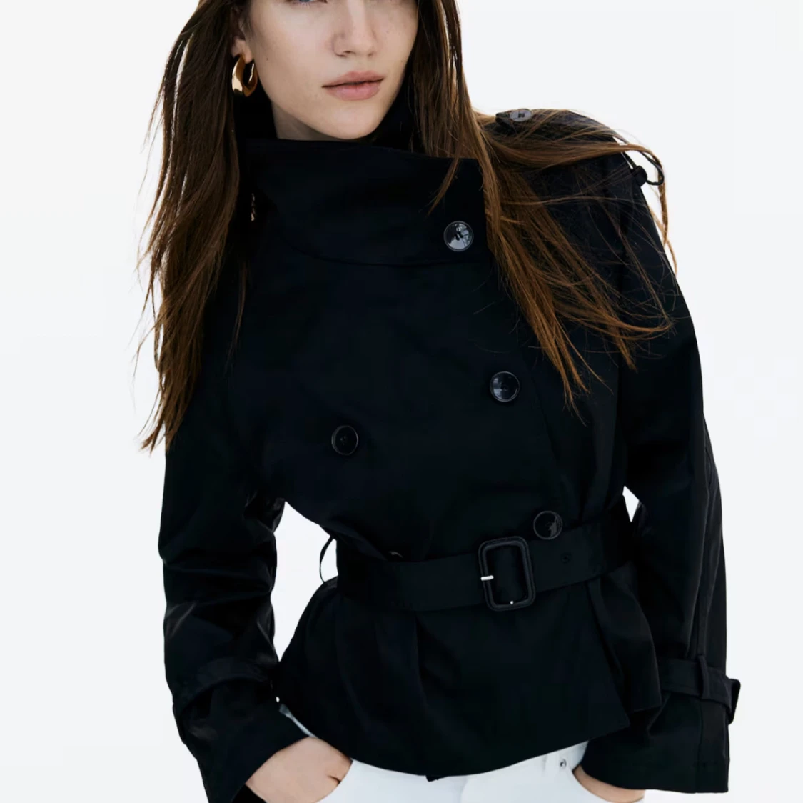 Svart trenchcoat med bälte