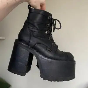 Sjeldne vintage Buffalo boots fra 90-tallet. De har noen skjønnhetsmerker og slitasje på innsiden ved hælen, men ikke noe man legger merke til ved bruk. Jeg syns de er store i størrelsen. Skoene er nylig rengjort, pleiet med skinnrens og klare for en ny eier!   platå plattform 90s retro vinter støvletter Stövletter hæler Klackar Äkta läderekte skinn goth gothic punk unif minner om destroy demonia dr martens vagabond new rock rave