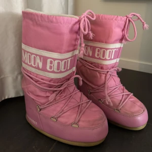 Rosa moonboots - Säljer dessa supersnygga och unika rosa moonboots!💕fint skick, liten defekt finns på undersidan av ena skon men inget som märks vid användning. Storlek 35-38