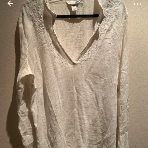 V-ringad blus skjorta  - Jättesöt v-ringad blus skjorta med paljetter på✨💕