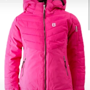 Rosa skidjacka med huva - Snygg rosa skidjacka med huva och dragkedja framtill. Jackan har två praktiska fickor med dragkedjor och en liten logga på bröstet. Perfekt för kyliga dagar.