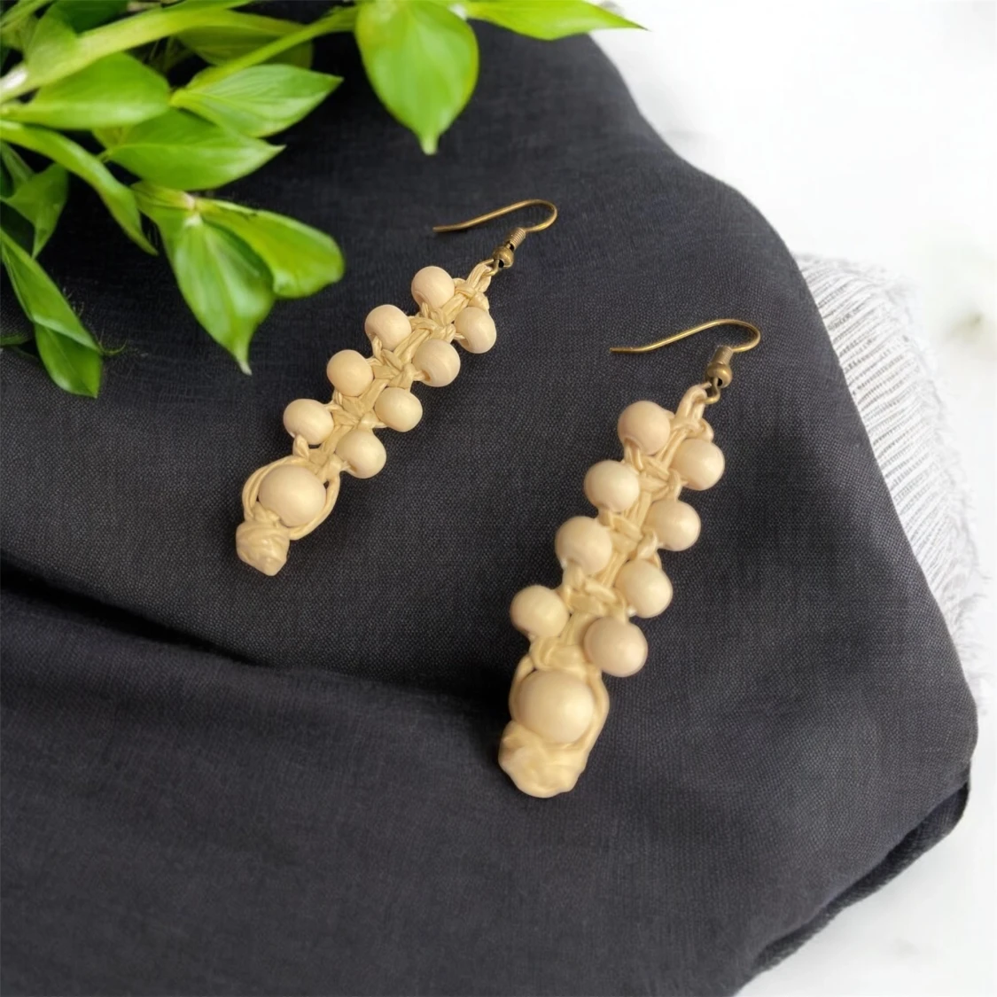 Beige örhängen med pärlor