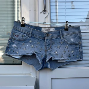 Lågmidjade Jeansshorts - Snygga jeansshorts 39cm rakt över midjan och 16cm grenhöjd! De är otroligt lågmidjade och korta! Jag är 160😇💓I bra skick men några stenar har lossnat💓