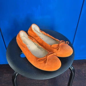 Orange ballerinaskor från Gabor - Snygga orange ballerinaskor från Gabor i mocka med en söt rosett på tån. Super söta, dem var lite för stora för mig🧡