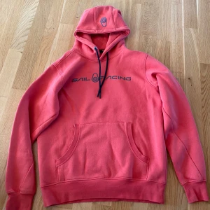 Sail racing hoodie - Säljer en orange sail racing hoodie i storlek medium. Inprincip oanvänd så den är i väldigt bra skick, hör av dig vid intresse.