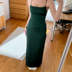 Mörkgrön balklänning - Beginning Boutique - Säljer nu min gamla balklänning som jag bara har använt 1 gång. Den är i jätte bra skick och väldigt fin. Den är i storlek S och jag är 163 cm och den passar mig perfekt. Original pris 1500kr.