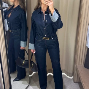 Mörkblå jeansskjorta och jeans - Snygg set i jeans från Vero Moda, endast använt en gång, som nyskick! Säljs tillsammans 💙Perfekt för en stilren look, skjortan är i storlek M och jeansen är storlek W30 L34, perfekt längd för mig som är 1,74 lång! Köpt för 1100:- tillsammans
