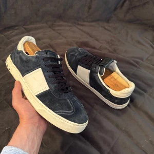 Valentino flycrew - Säljer nu dessa stilrena valentino flycrew skorna i färgen marinblå! De är i bra skick och alla nitar är kvar! De är i storlek 43 och endast skorna medföljer vid köp. Givetvis är de äkta. Vid ytterligare frågor eller funderingar är det bara att höra av sig! 🙏🏽