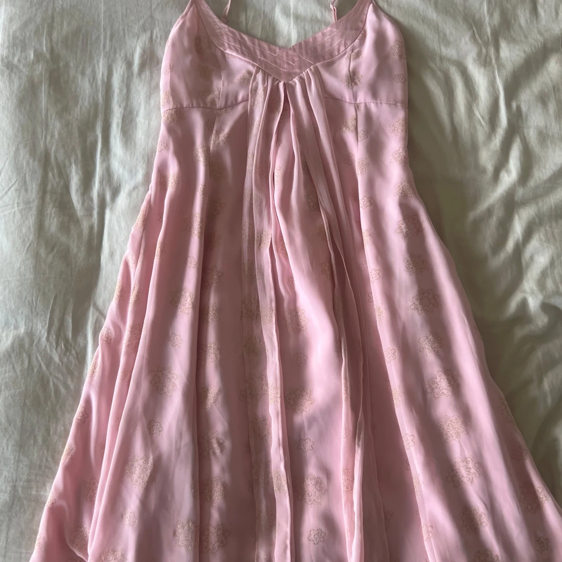 Rosa klänning med smala axelband - 1