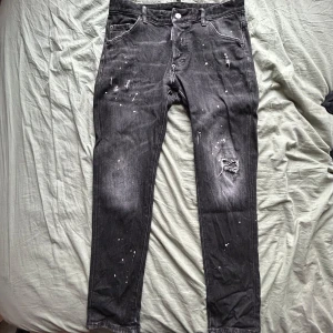 Dsquared2 jeans - Dom hade en spricka i mellan benen men de har blivit sytt(bild 4) och de är inte något man ser om man har på sig dom. Dom sitter som 50 men de står 52