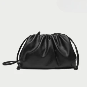 Svart dumpling bag - Säljer min väska då den inte kom till någon användning. Använt ett fåtal gånger och är i nyskick🤗💗 Köpt för 599kr.