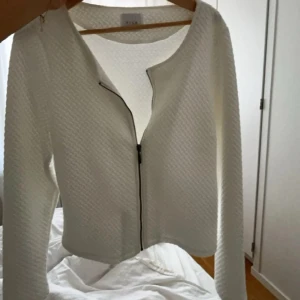Vit quiltad jacka från Vila  - Säljer en stilren vit quiltad jacka från Vila Jackan har en dragkedja framtill och långa ärmar. Perfekt för en chic look. 🖤
