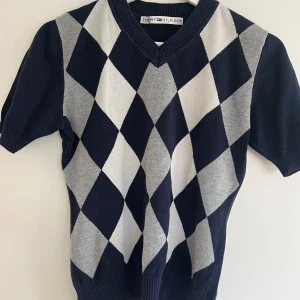 Tröja från Tommy Hilfiger - Snygg tröja från Tommy Hilfiger  som är mörkblå, grå och vit. Skriv för fler bilder!