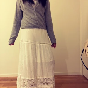 Vit långklänning från Shein - Säljer en vit långklänning från Shein som är perfekta inför sommaren💕storlek S men är lite lång för mig som är 160cm