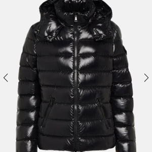 Moncler jacka  - En jätte snygg Moncler Bady jacka som inte längre används! Kan användas både på hösten, våren och vintern. Pris kan diskuteras!💞💞