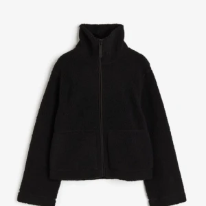 Svart teddyjacka med dragkedja - Perfekt inför våren! Tar emot prisförslag