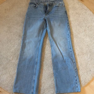 Ljusblå jeans från Bikbok - Ljusblå raka jeans från Bikbok, W30 L32. Midwaist. Aldrig använda! 