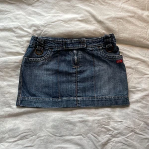 Jeanskjol - Minikjol från miss sixty. Jättebra skick och skulle passa jättebra på konsert eller bara som vardagskjol på sommaren. Skriv gärna om ni har frågor!💕mått: midja: 39 cm, höft: 46 cm, längd fram: 30 cm längd bak: 31 cm