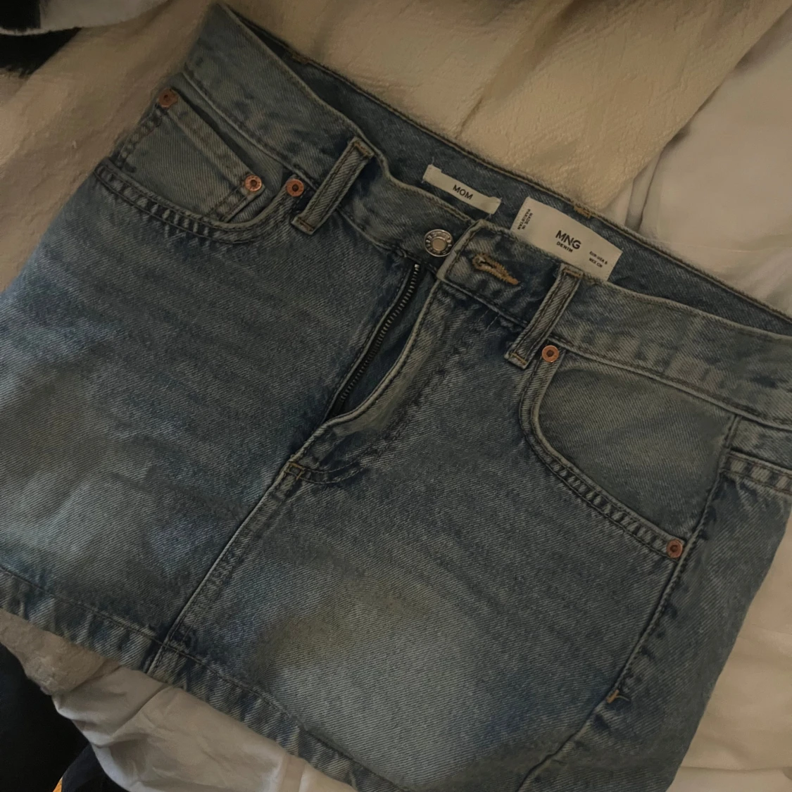 Blå jeanskjol från mango