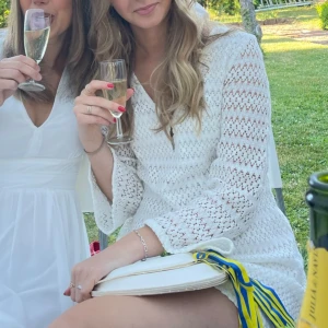 Vit spetsklänning från Stradivarius - Perfekta studentklänningen!!🙌🏼🙌🏼Strl. M men skulle snarare säga som en S. Lite unik så jättenice om man inte vill råka ha samma klänning som nån annan!! Annars perfekt sommarklänning med allmänt🧚🏼