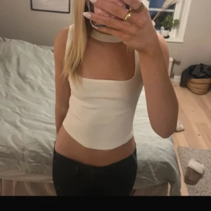 Vit ribbad linnetopp - Chocker topp från Zara. Lånad bild 
